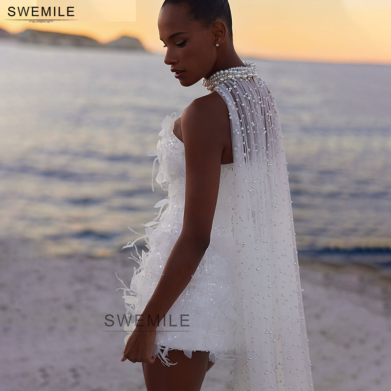 SWEMILE Luxury Lace Appliques Feather Short Wedding Dresses With Pearls Shawl Strapless Vestido de Soiree Women Mini Bridal Gown