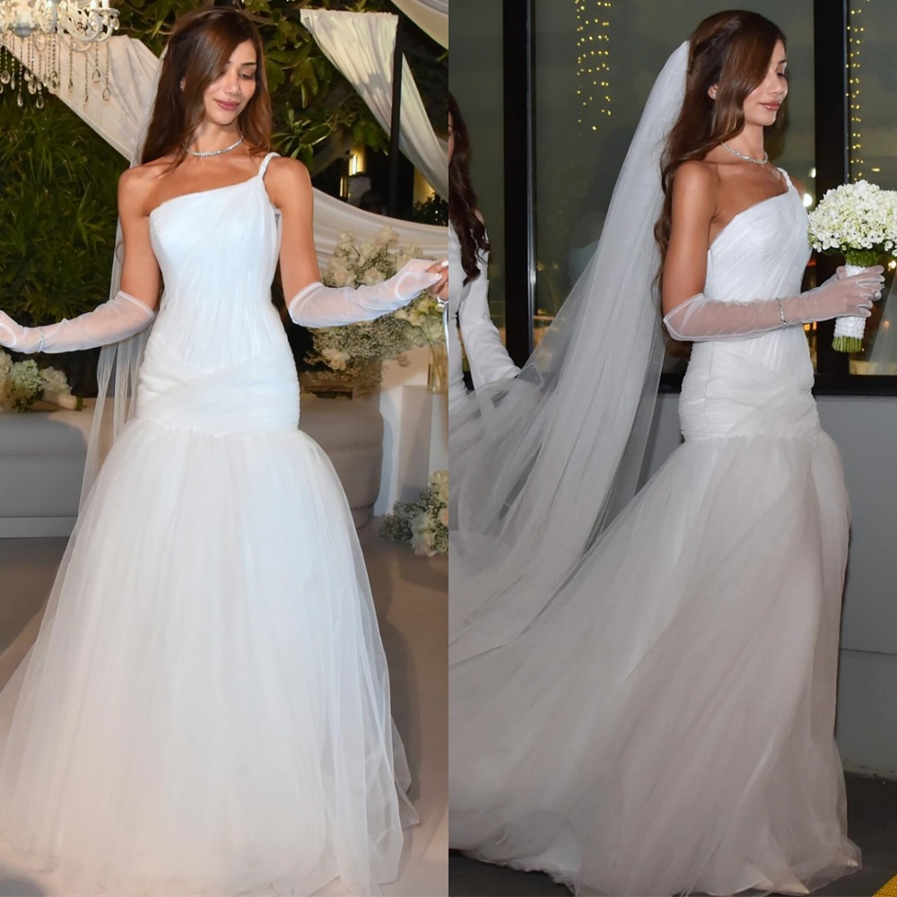 Customized White Tulle Wedding Dress Temperament Strapless One Shoulder Bridal Gowns Chapel Train Zipper Back Mermaid Dress