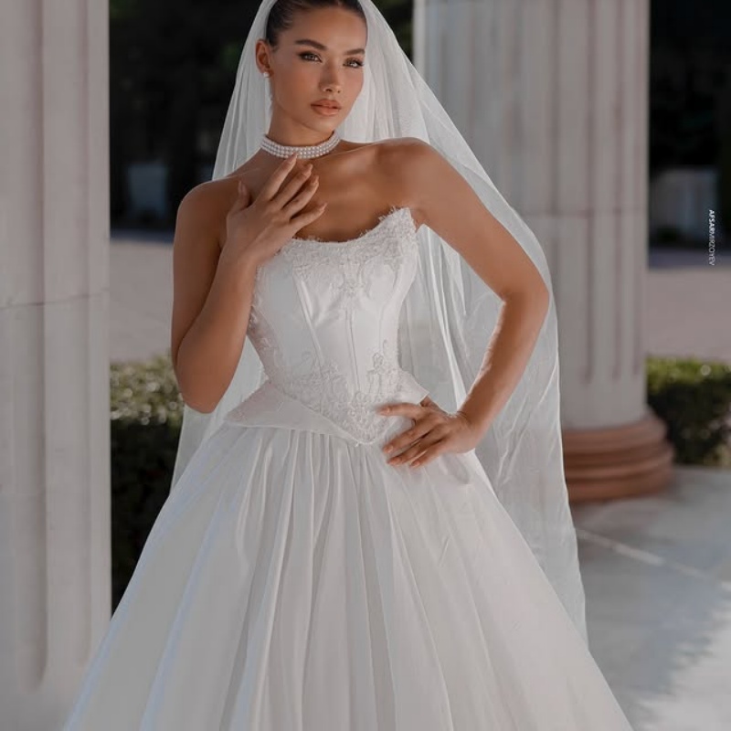 Customized ivory vent Ball Gown Royal Wedding Dresses Sweetheart Lace backless applique backless Made Robe De