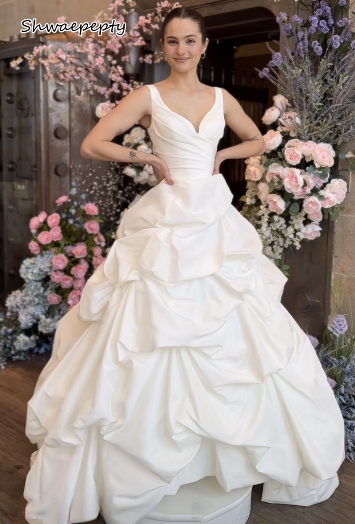 Vintage Victorian Ruched Wedding Dress V-Neck Straps Sleeveless Long White Bridal Ball Gown Customized Vestido De Novia