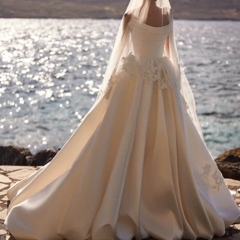 Customized satin white Ball Gown Royal Wedding Dresses Lace applique Long tail Flower bud skirt Made Robe De