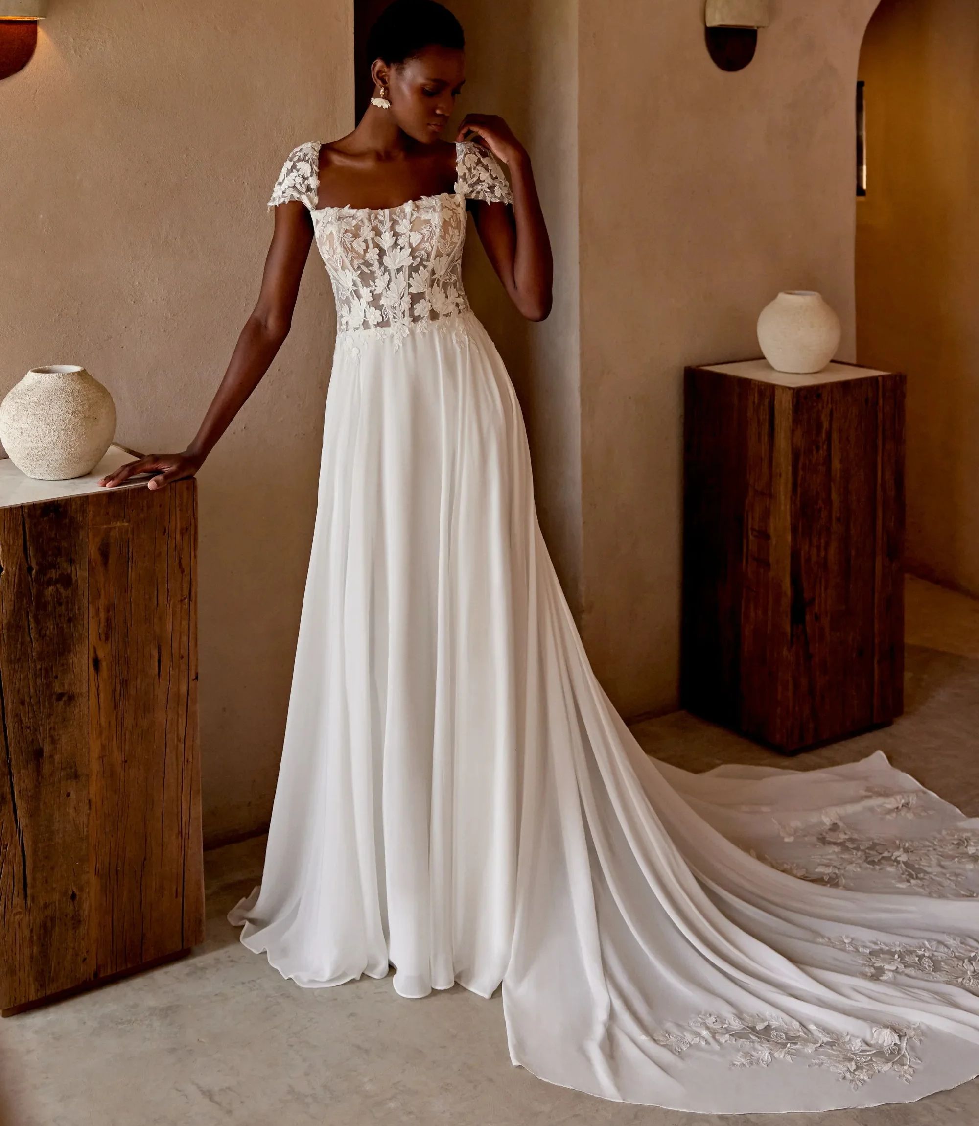 Romantic A Line Wedding Dresses Lace Appliques Chiffon Bridal Gowns Sexy Button Back Sweep Train Customized Vestidos De Mariee