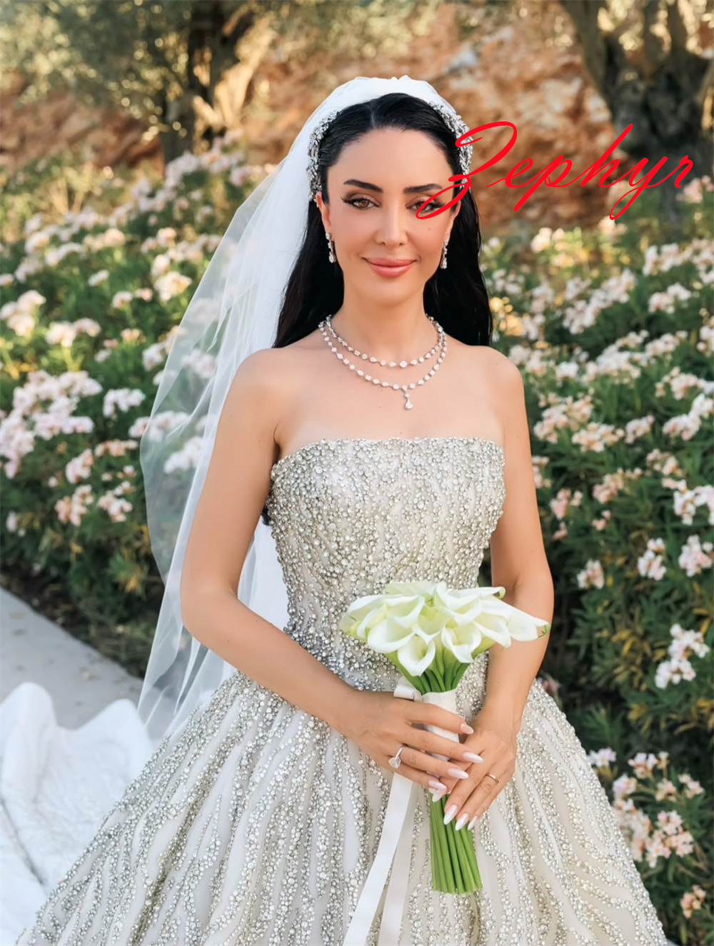 Customized Exquisite White Organza Wedding Dress Elegant Strapless Sleeveless Bridal Gowns Chapel Train Open Back Dresses