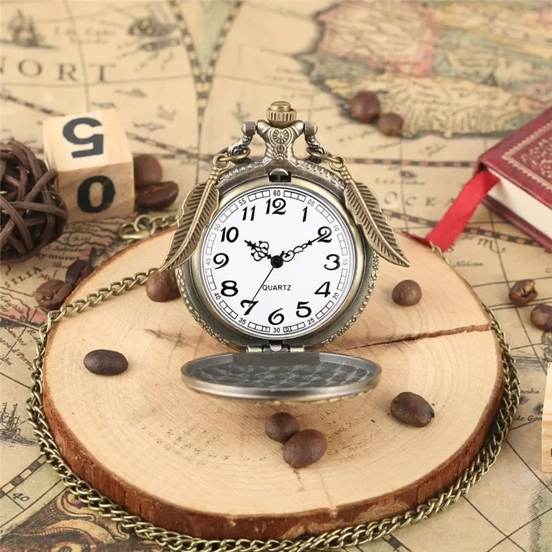 Retro Engraved Wolf Animal Pattern Bronze Quartz Analog Pocket Watch with Pendant Leaf Accessory Arabic Number Necklace Chain