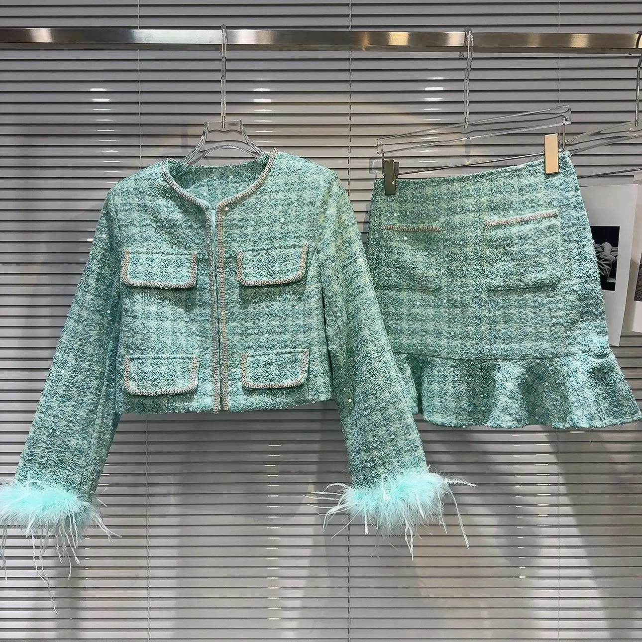 Shiny Green Sequined Plaids Tweed Jacket Diamonds 3D Feather Fur Cuff Sleeves Coarse Suits Coat + A-Line Ruffles Skirt 2Pcs Set