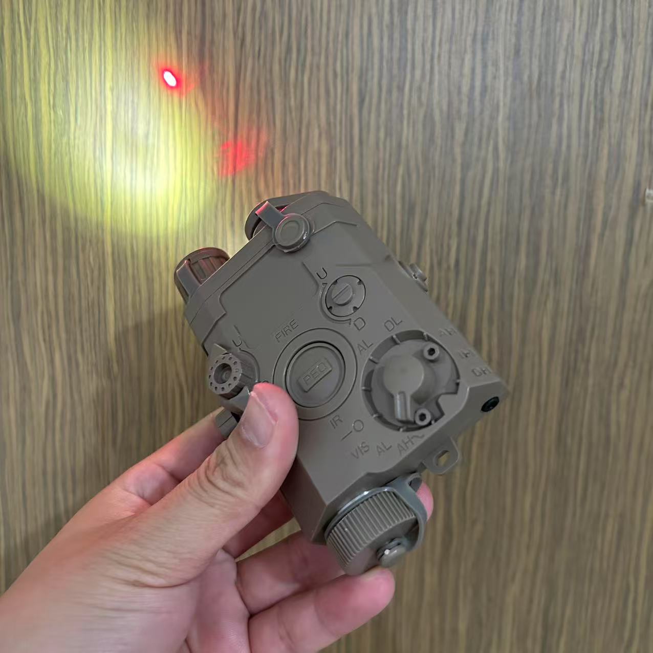 PEQ15 infrared multi-function Red Green laser indicator 2.5 interface mouse tail led flashlight fast and slow flash box Hunting