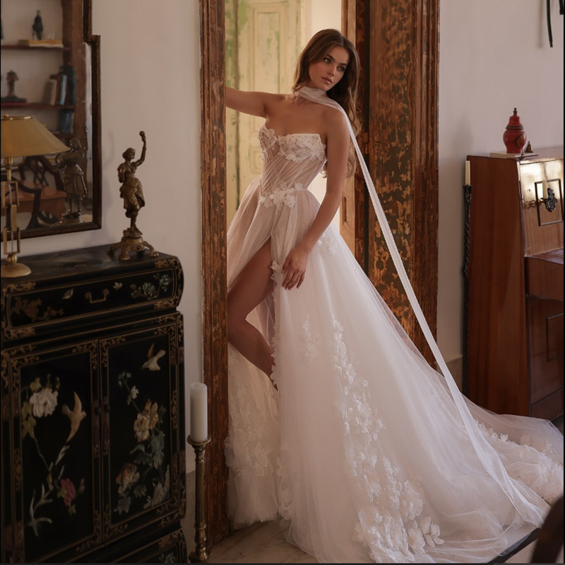 Elegant A-Line Tulle Sleeveless Wedding Dresses Simple Lace Strapless Pleated Appliques Sexy Backless High Slit Gowns Customized