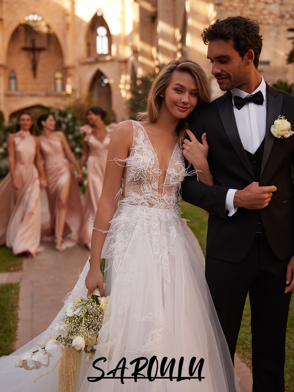 Sheer Sexy V Neck Feathered Wedding Dress White Backless Tank Sleeves Customized Bridal Gown Fashionable Sequins Bride Wear