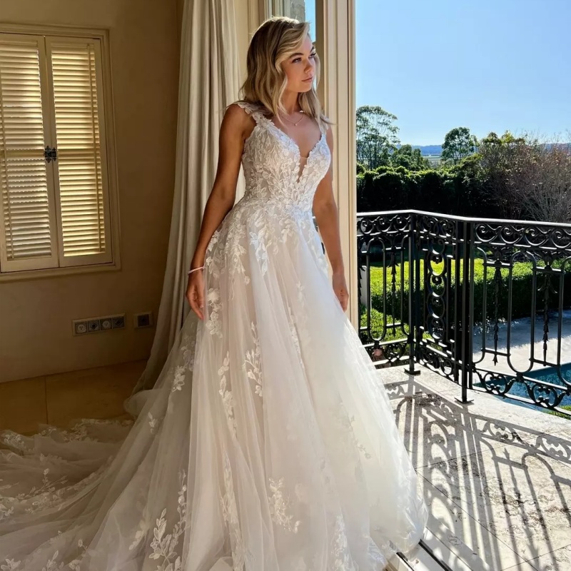 Customized  Simple style ivory white V-neck Spaghetti Appliques Wedding Dresses string of Lace A-line Bridal Gowns Made Dress