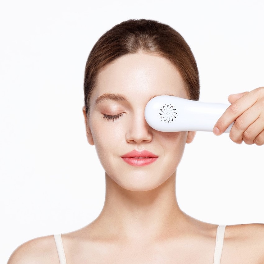 Eye Massager Hot and Cold Vibration Handheld Eye Care Beauty Device