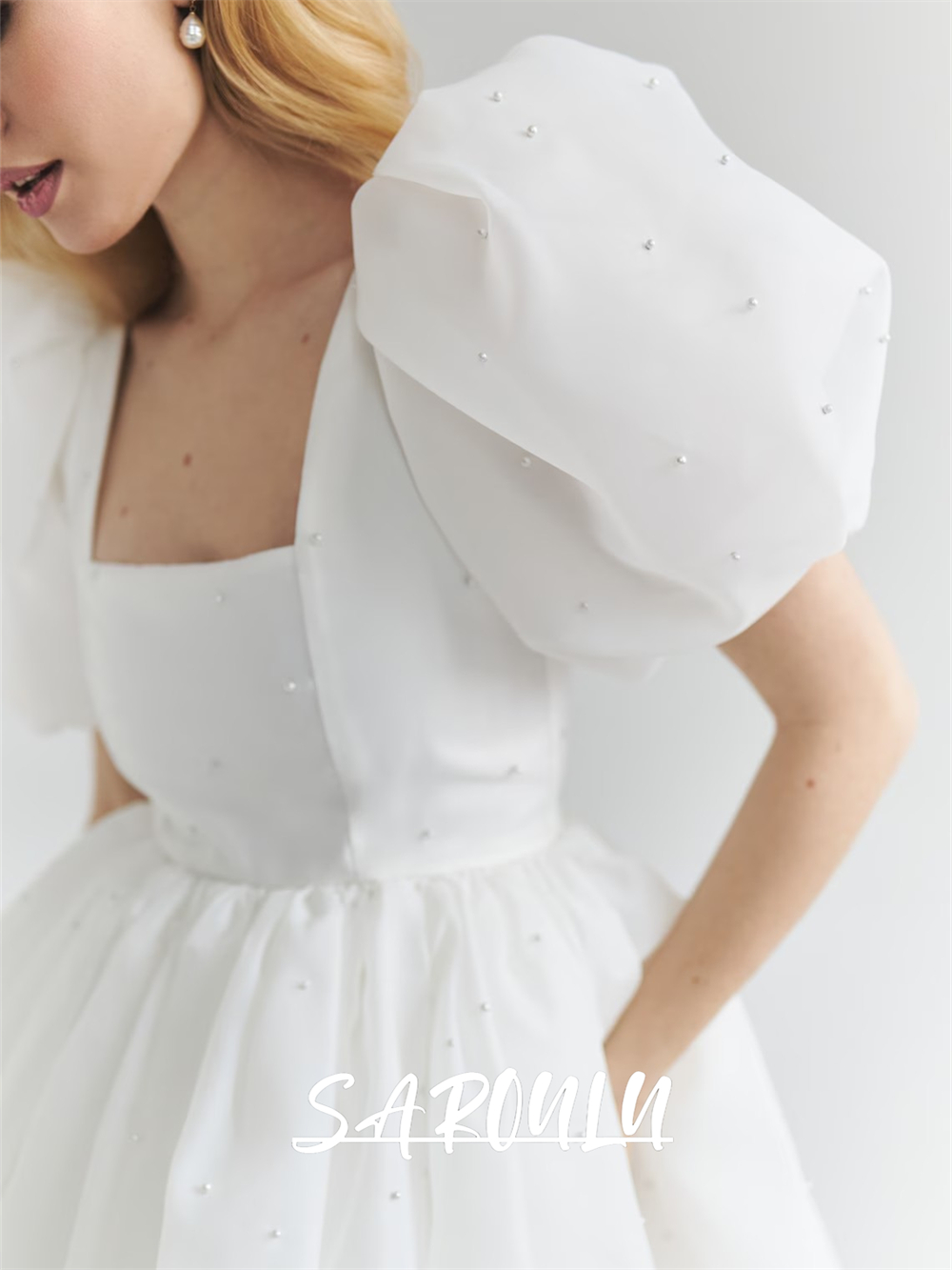 Chic Pearls Mini Wedding Dress with Puff Sleeves Square Neckling Organza Bride Dresses Above Knee V Backless Bridal Wedding Gown