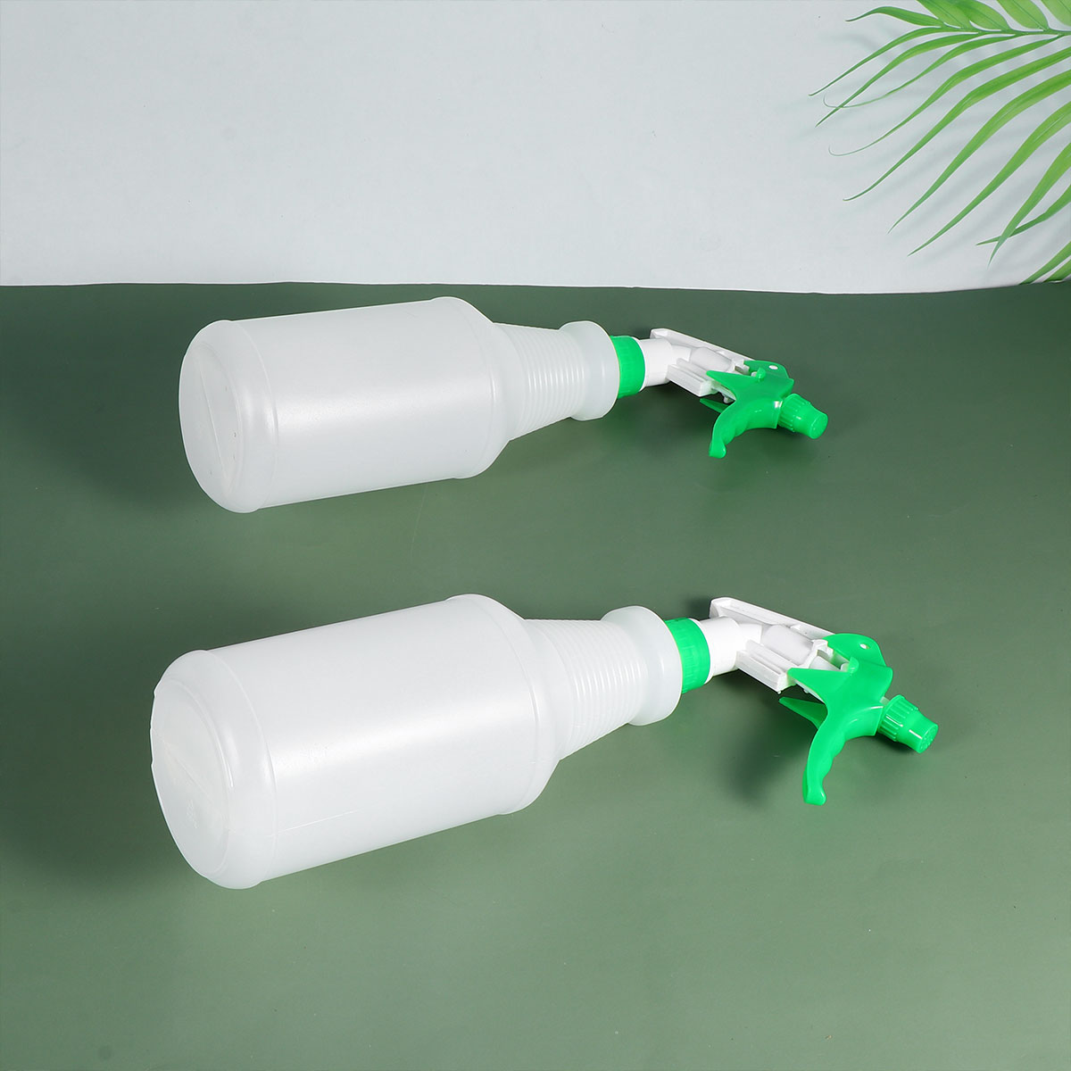 2Pcs 550ml Plastic Spray Bottle Practical Small Sprayer Water Sprayer Reffiable Bottle Nozzle Random Color